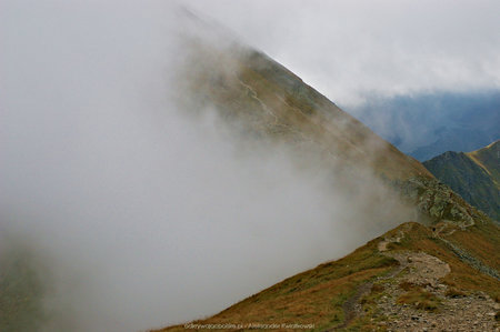 Szlak w stronę Łopaty w chmurach