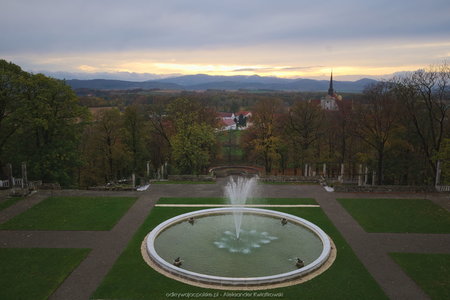 Wyremontowana fontanna przed pałacem