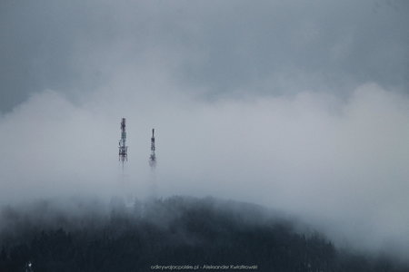 Góra Chełmiec w chmurach