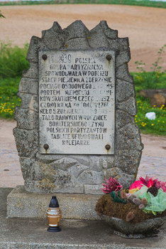 Pomnik na stacji w Piesienicy