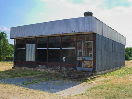 Opuszczony sklep w okolicy Strzyżewa