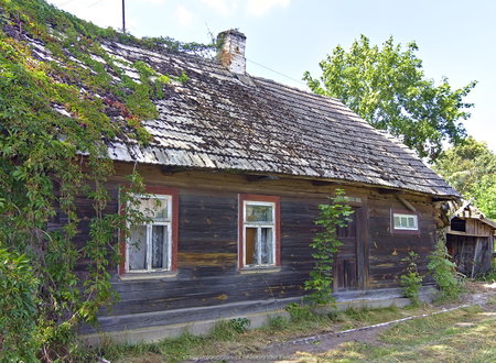 Drewniany dom we wsi Wiejki