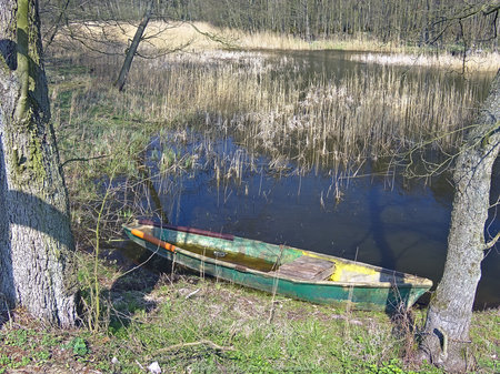 Stary kajak przy Jeziorze Czarne
