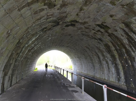 Tunel pod torami kolejowymi