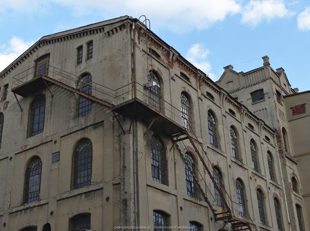 Stary budynek przemysłowy przy ulicy Dowborczyków