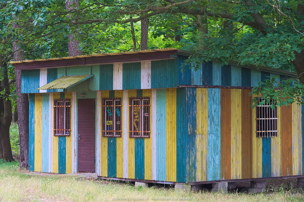 Opuszczony sklep niedaleko plaży (262.1357421875 kB)