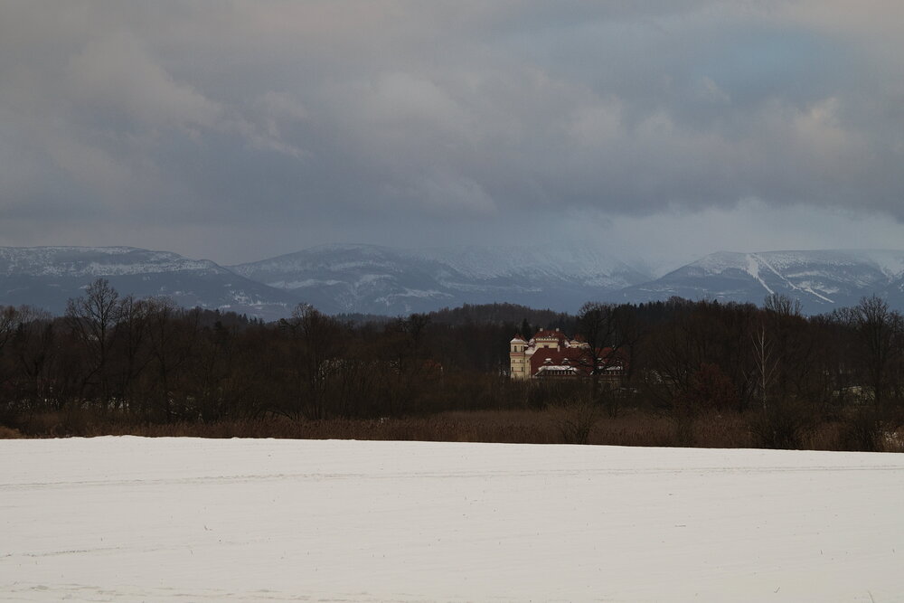 Pałac Wojanów na tle Karkonoszy (83.767578125 kB)