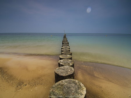 Plaża w Kołobrzegu z zachmurzonym niebem