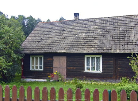 Dom pomiędzy wsiami Wierobie a Zubki
