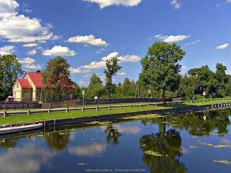 Kanał Augustowski i budynek parku w Dębowie