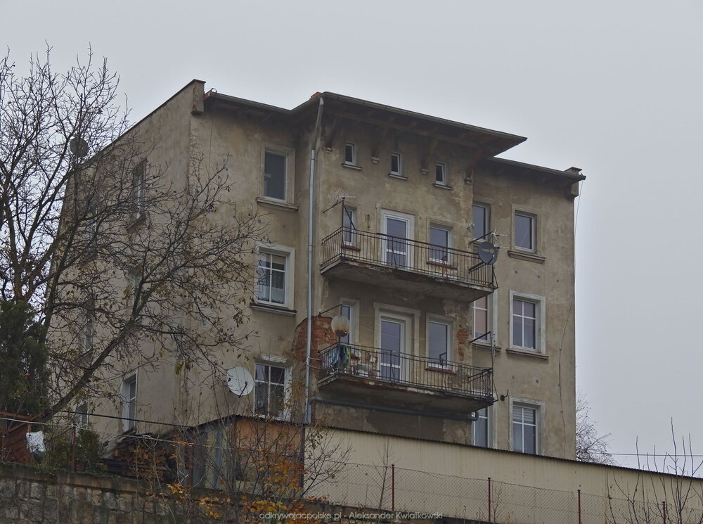 Nieremontowany dom (176.9677734375 kB)