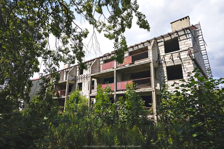 Opuszczona budowa osiedla w Otanowie