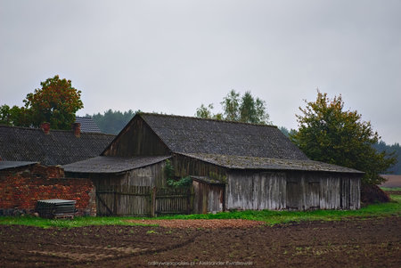 Drewniana stodoła we wsi Kopanki