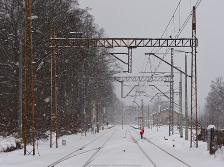 Stacja w Janowicach Wielkich podczas opadu śniegu