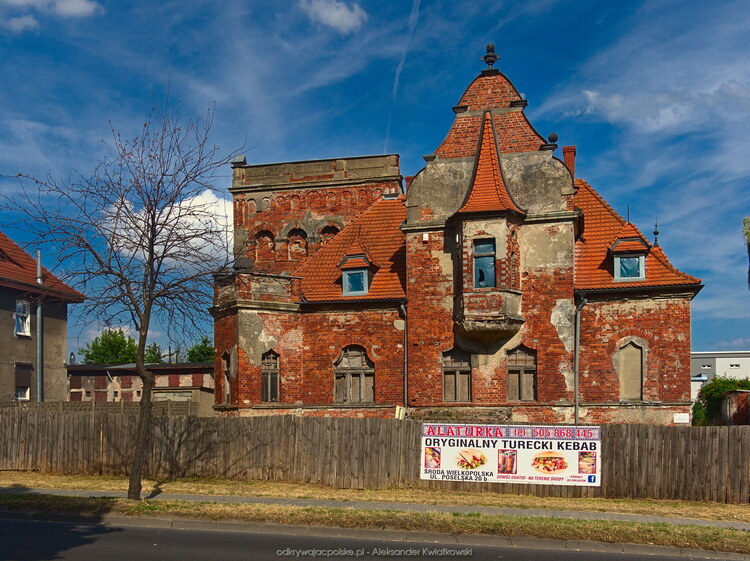 Stary dom i reklama (182.7529296875 kB)