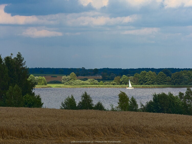 Widok na Jeziorak w okolicy wsi Matyty (131.5263671875 kB)
