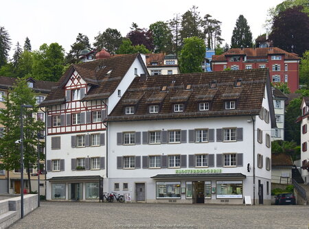 Zadbane budynki na rynku w Sankt Gallen