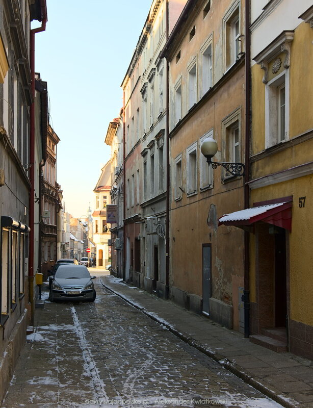 Uliczka przy rynku w Ziębicach (162.7373046875 kB)