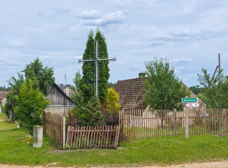 Przy skrzyżowaniu we wsi Brzeźniak w stronę Kumek