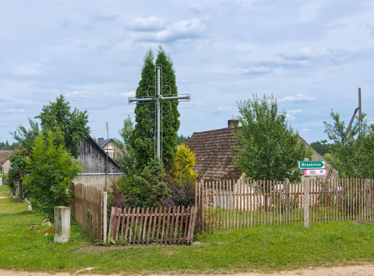 Przy skrzyżowaniu we wsi Brzeźniak w stronę Kumek (166.1171875 kB)