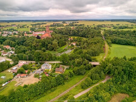Linia kolejowa obok wsi Pieniężno