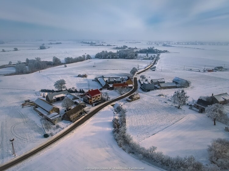 Wieś Łagiewniki w zimie jest jeszcze ładniejsza (140.1953125 kB)