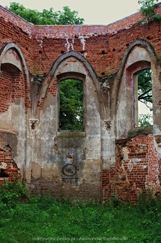 Ruiny kościoła na poligonie