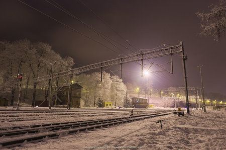 Zimowy wieczór obok stacji Kłodzko Główne