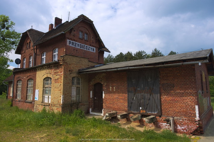 Budynek dworca kolejowego w Przysieczynie (136.6025390625 kB)