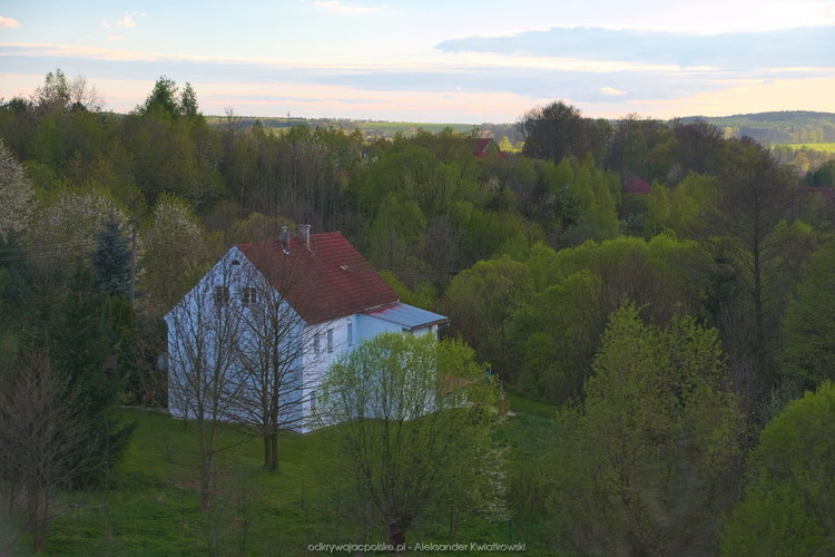 Dom pośrodku drzew przed Gryfowem Śląskim (110.8896484375 kB)