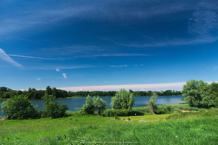 Jezioro Ostrowite widziane ze wsi