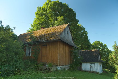 Drewniany dom na podjeździe z Grybowa