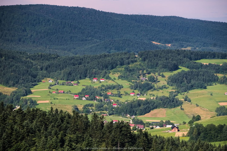 Widok na okoliczną wioskę z drewnianej kapliczki pod Chełmem (149.0390625 kB)