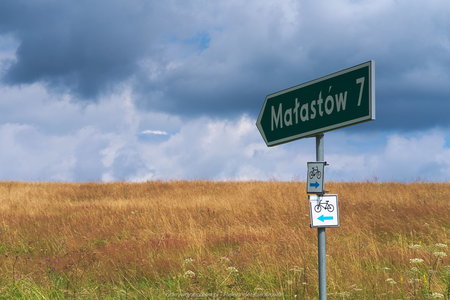 Na skrzyżowaniu, drogowskaz do Małastowa