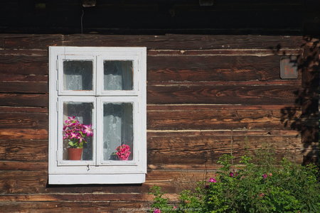 Okno drewnianego domu w Krempnej