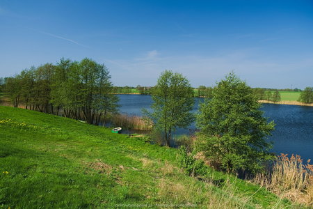 Jezioro Duże Łąkie we wsi Małe Łąkie