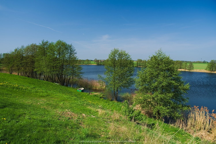 Jezioro Duże Łąkie we wsi Małe Łąkie (142.853515625 kB)