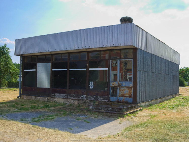 Opuszczony sklep w okolicy Strzyżewa (141.716796875 kB)