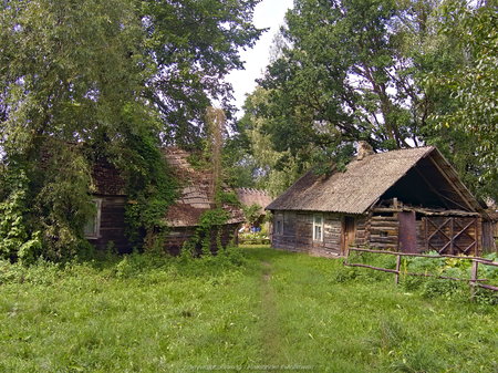 Drewniane stare domy w Świsłoczanach