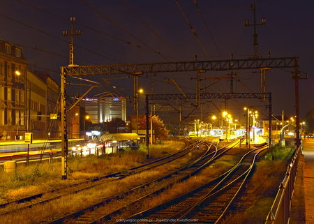 Stacja kolejowa w Jeleniej Górze po zachodzie
