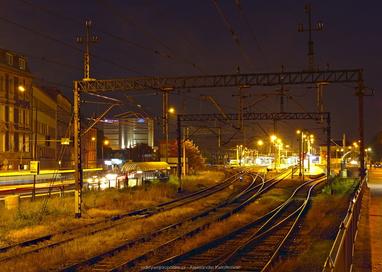 Stacja kolejowa w Jeleniej Górze po zachodzie (145.7958984375 kB)