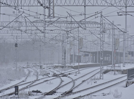 Stacja kolejowa w Jeleniej Górze podczas opadu śniegu