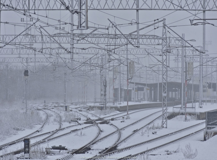 Stacja kolejowa w Jeleniej Górze podczas opadu śniegu (135.8134765625 kB)