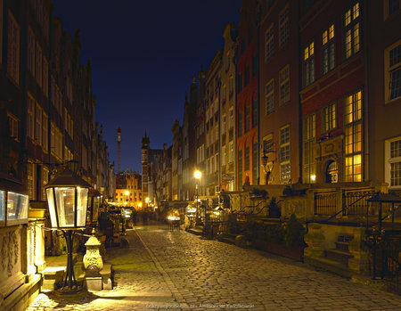 Oświetlona ulica Mariacka w Gdańsku