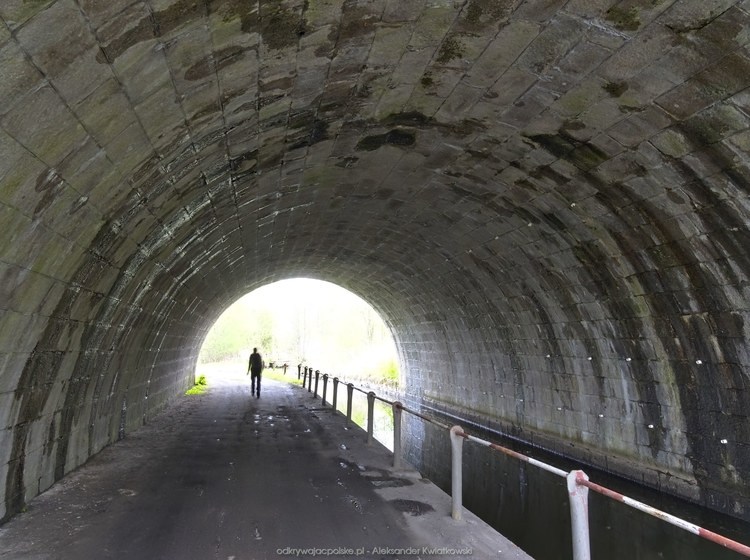 Tunel pod torami kolejowymi (136.9326171875 kB)