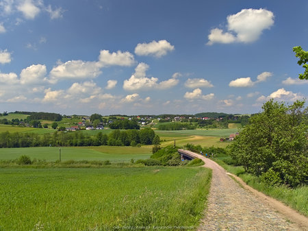Okolica wsi Sławki i wiadukt nad torami kolejowymi
