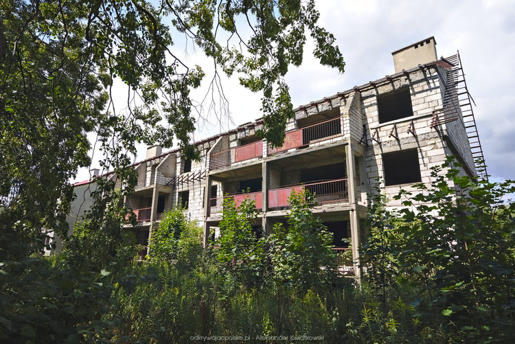 Opuszczona budowa osiedla w Otanowie (231.2919921875 kB)