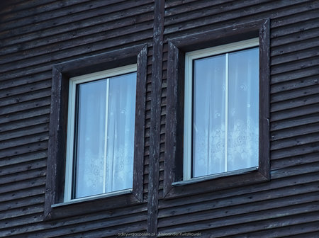Okna w drewnianym domu
