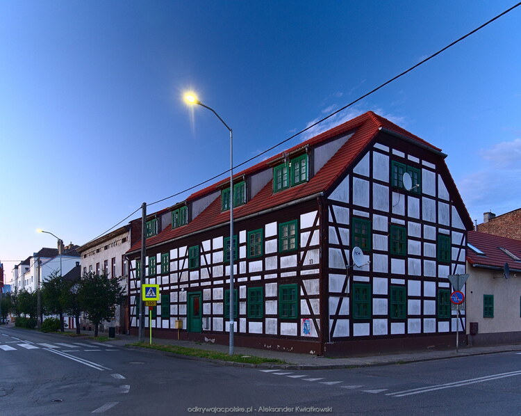 Stary budynek przy Marszałkowskiej (140.5751953125 kB)