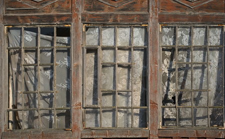 Okna starego domu w Jaśliskach